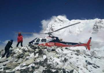nepaldevastated around 200 rescued from mount everest