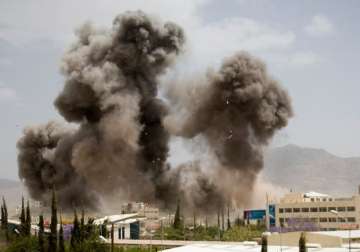 at least 76 dead in fresh air raids in yemen obama calls saudi king