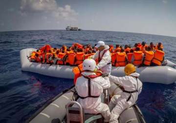 400 migrants saved from wreck off libya 25 bodies found