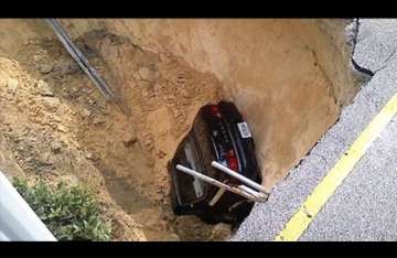 florida couple s car swallowed up by 10ft deep sinkhole