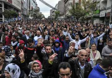 turkey thousands gather to mourn victims of ankara bombings clash with police