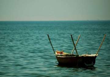 sri lankan navy arrests 26 indian fishermen