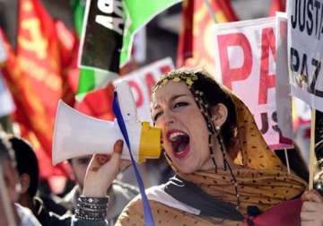 thousands protest in spain over western sahara s independence
