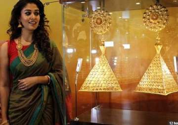 indian jewellery firm showcases mammoth 1 kg jhumkas in dubai