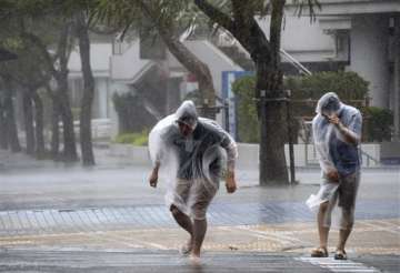 strong typhoon batters japan 35 hurt