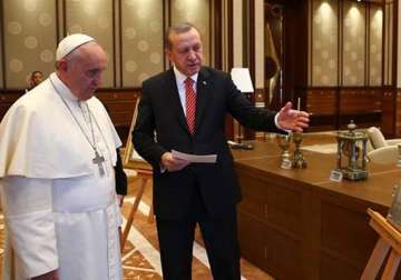pope francis receives ottoman gifts in turkey