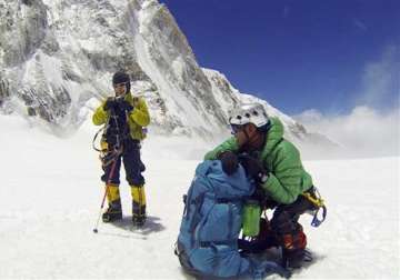 mount everest to remain shut this season icefall doctors