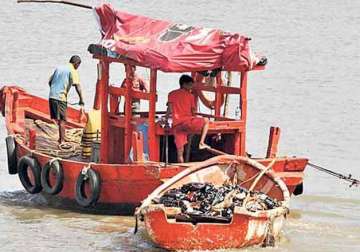 sri lankan navy arrests 6 indian fishermen