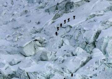 17 dead in mount everest avalanche toll expected to rise
