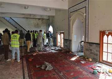 61 killed in suicide bomb attack in shia mosque in pakistan