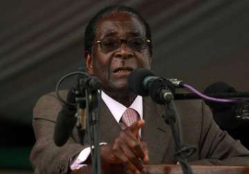 zimbabwe president robert mugabe 90 falls down steps