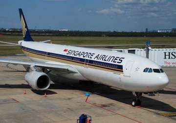 singapore airlines flight fails mid air descends by 13 000 ft before restoring power