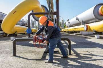 russia threatens to stop gas supplies to ukraine