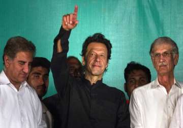 rift in khan s party over march to pm house 4 leaders expelled