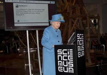 queen sends her first tweet signed elizabeth r
