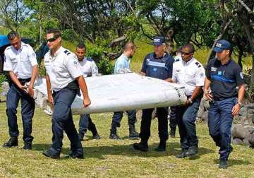 malaysia seeks help in finding more possible mh370 debris