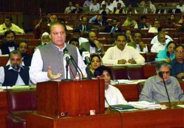 pakistan pm chairs joint parliament session as crisis deepens