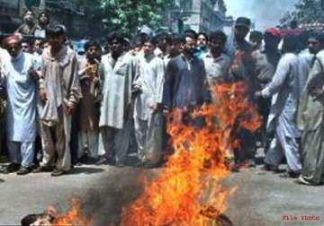 two dacoits set on fire in karachi