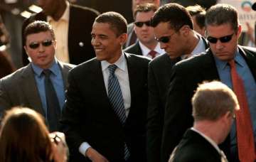 secret service teams arrive cellphone networks to be jammed around gateway of india for obama visit