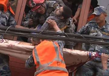 nepal quake rescuers struggle to locate survivors