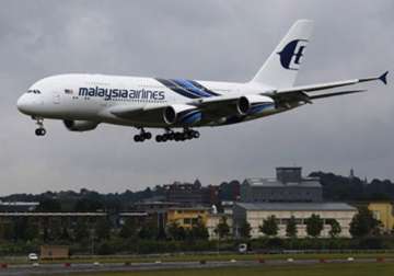 malaysia airlines plane makes emergency landing
