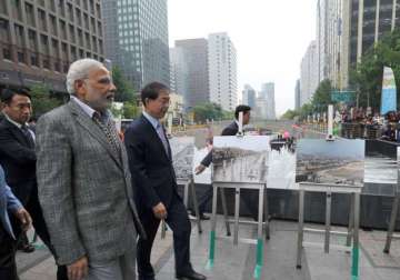 pm modi takes tour of cheonggyecheon stream urban renewal project