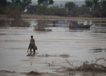 death toll climbs to 274 in pakistan floods
