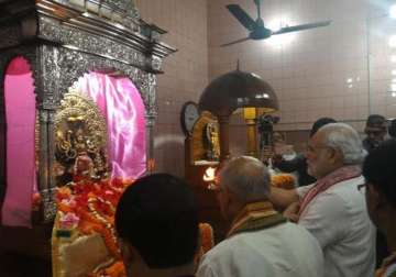 pm modi offers prayer at dhakeshwari temple in dhaka