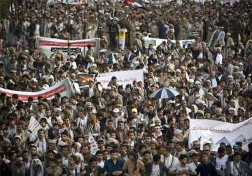 supporters of yemen s rebel houthi movement condemn airstrikes