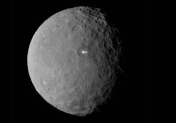 nasa probe sends stunning images of dwarf planet