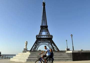 eiffel tower closed following terror threat