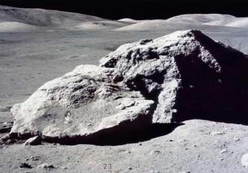 new technique can reveal age of moon rocks