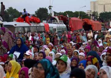 pakistan protesters march towards pm sharif s house