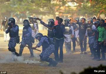 maldives police use tear gas against opposition protesters