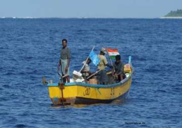 sri lankan navy rescues eight indian fishermen