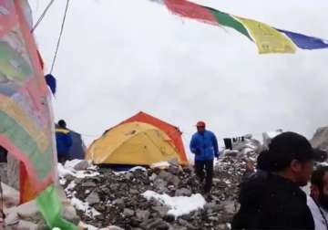 watch video deadly avalanche hitting mt everest caught on camera