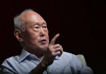 thousands pay tribute to lee kuan yew on singapore s streets