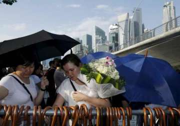 crowds pay last respects to late singapore s founder lee kuan yew ahead of funeral