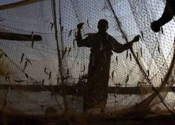 pakistan arrests 25 indian fishermen