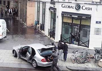 robbers loot one lakh euros gold in broad daylight in lyon france