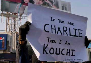 pakistanis rallying against charlie hebdo clash with police
