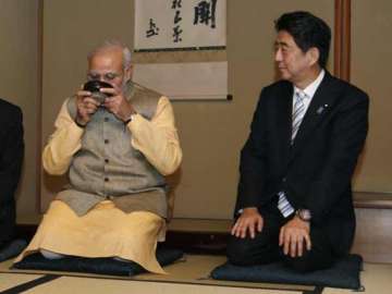 japan pm shinzo abe hosts traditional japanese tea ceremony for narendra modi