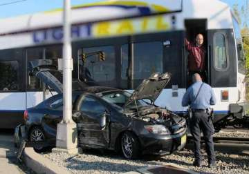 train rams into car in new york six killed