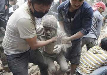 nepal s deadliest day ever over 1 900 dead in nepal 51 in india