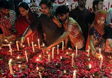 pakistan mourns church victims christians protest