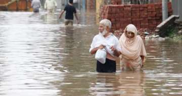 rain triggers flash floods in pakistan