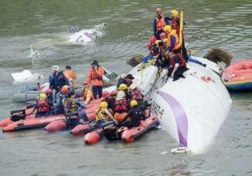 12 dead after taiwanese plane with 58 passengers crashes in taipei river