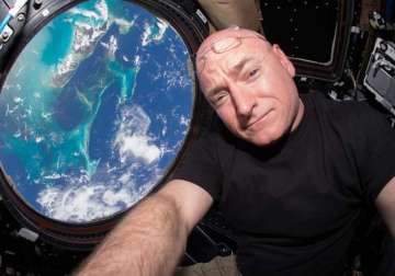 obama welcomes nasa s scott kelly back to earth