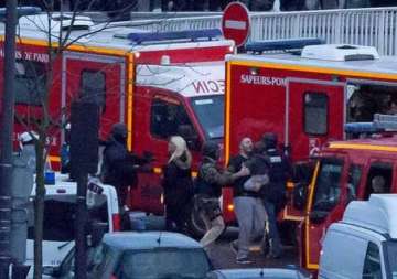 police officials 4 dead in paris grocery hostage crisis