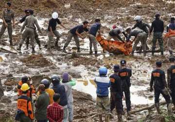 18 dead 90 missing in central indonesia mudslide